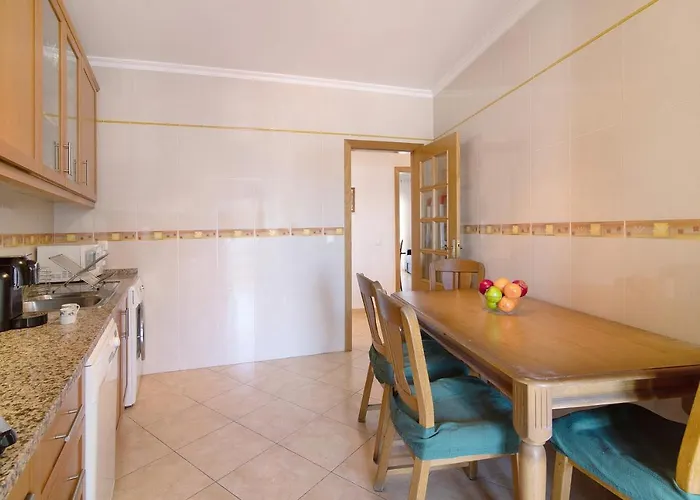 Iii Apartment *